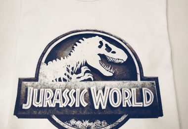 Nadruk z motywem Jurassic World na jasnej tkaninie