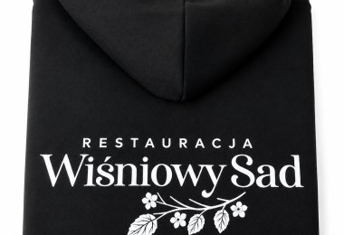 Czarna bluza z logo restauracji Wiśniowy Sad na plecach