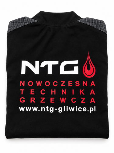 Białe i czerwone logo NTG na czarnej odzieży — folia flex