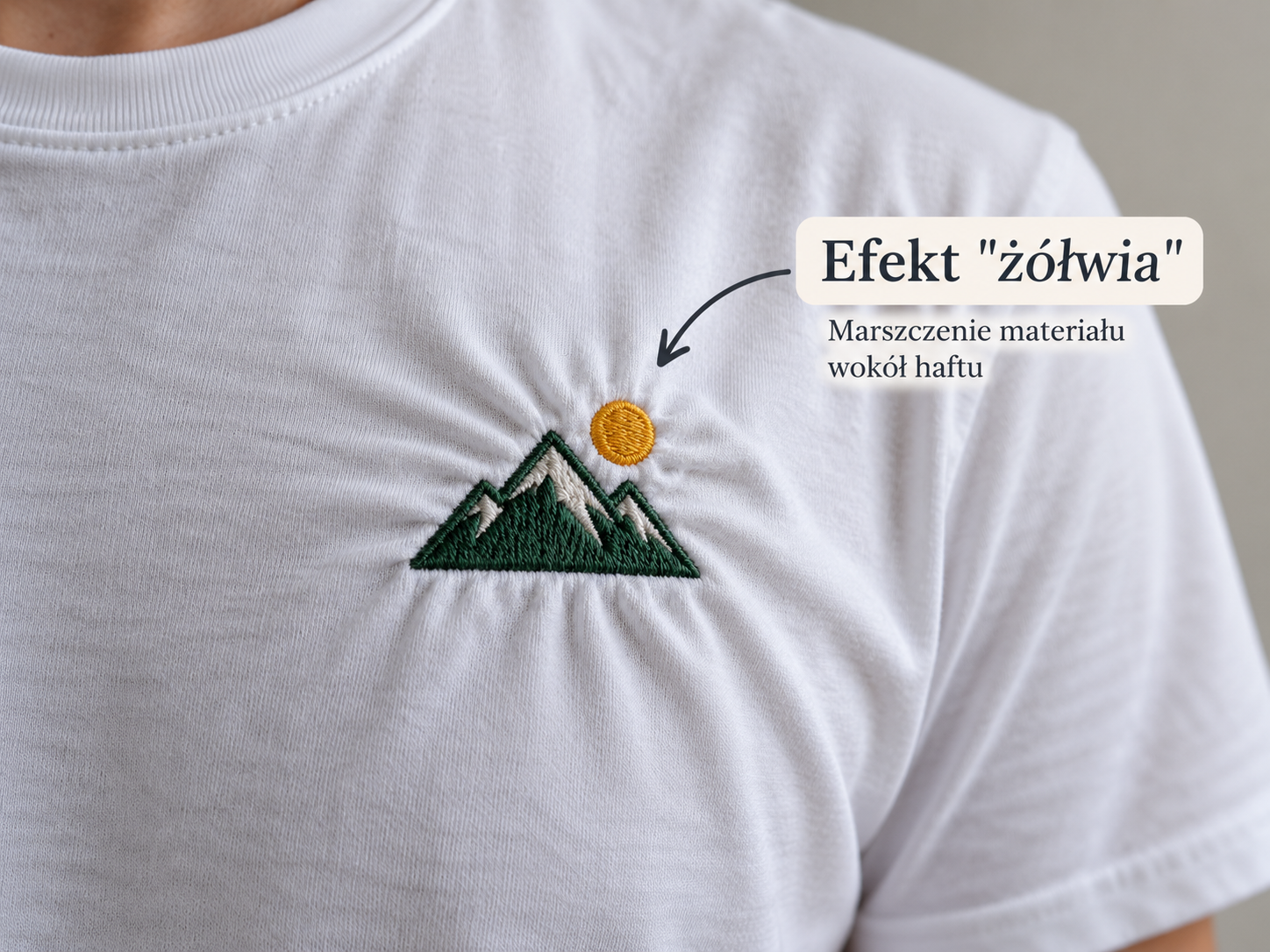 Efekt żółwia – marszczenie materiału wokół haftu na cienkiej koszulce