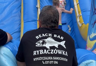 Czarna koszulka z nadrukiem Beach Bar Rybaczówka na plecach
