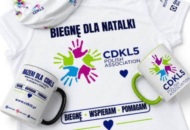 Koszulka i kubki z nadrukiem Biegnę dla Natalki oraz logo CDKL5 Polska