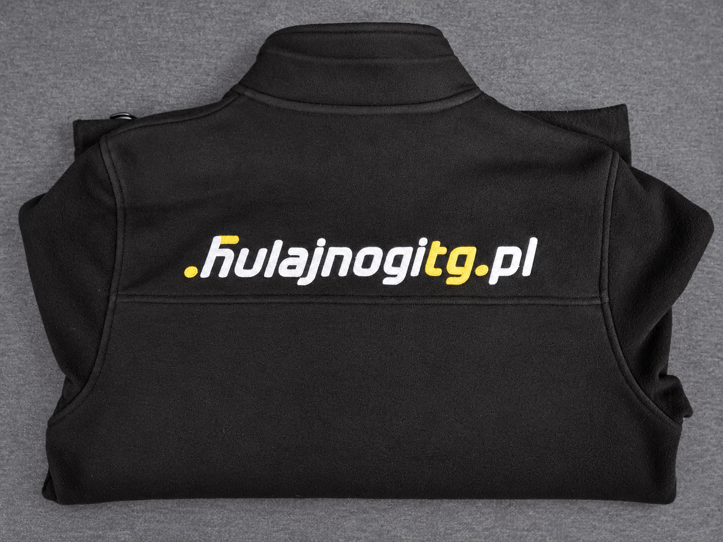 Czarny polar z haftowanym logo HulajnogiTG – realizacja PrintyTG