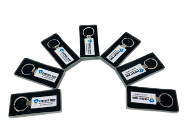 Breloki metalowe z logo firmy