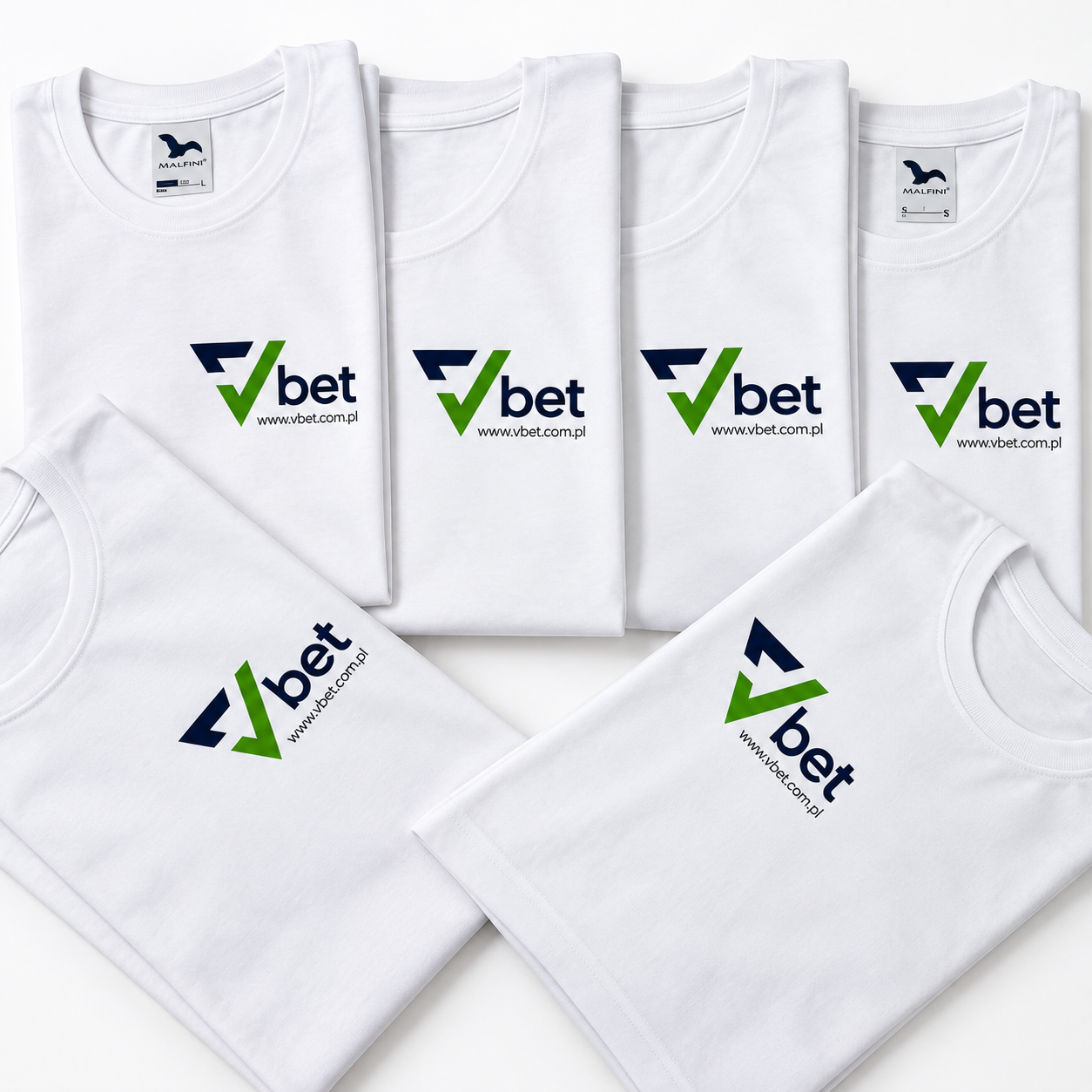 Białe koszulki z nadrukowanym logo VBET – realizacja PrintyTG