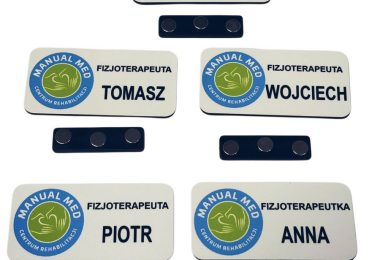 Nadruk na identyfkatorach z logo firmy