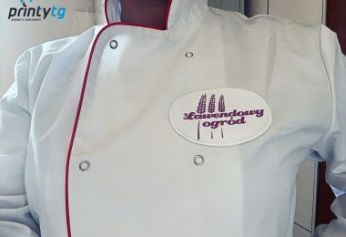 Biała bluza kucharska z logo Lawendowy Ogród