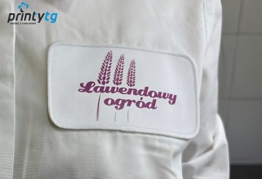 Logo Lawendowy Ogród na kieszeni białej bluzy kucharskiej