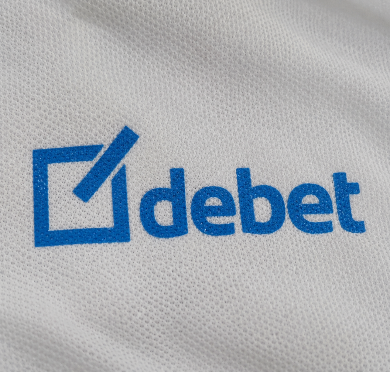 Niebieski nadruk logo debet na białym materiale – realizacja PrintyTG