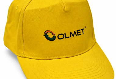 Żółta czapka z daszkiem i logo OLMET